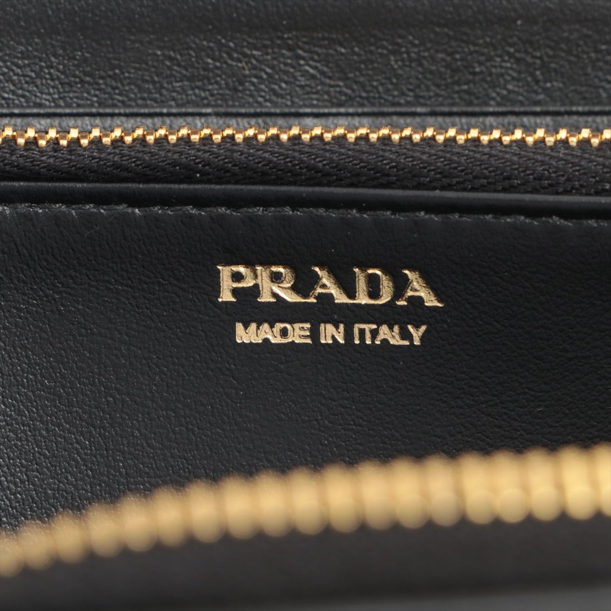 Second hand Prada Large Leather Round-Zip-Wallet Black Saffiano Leather - Tabita Bags